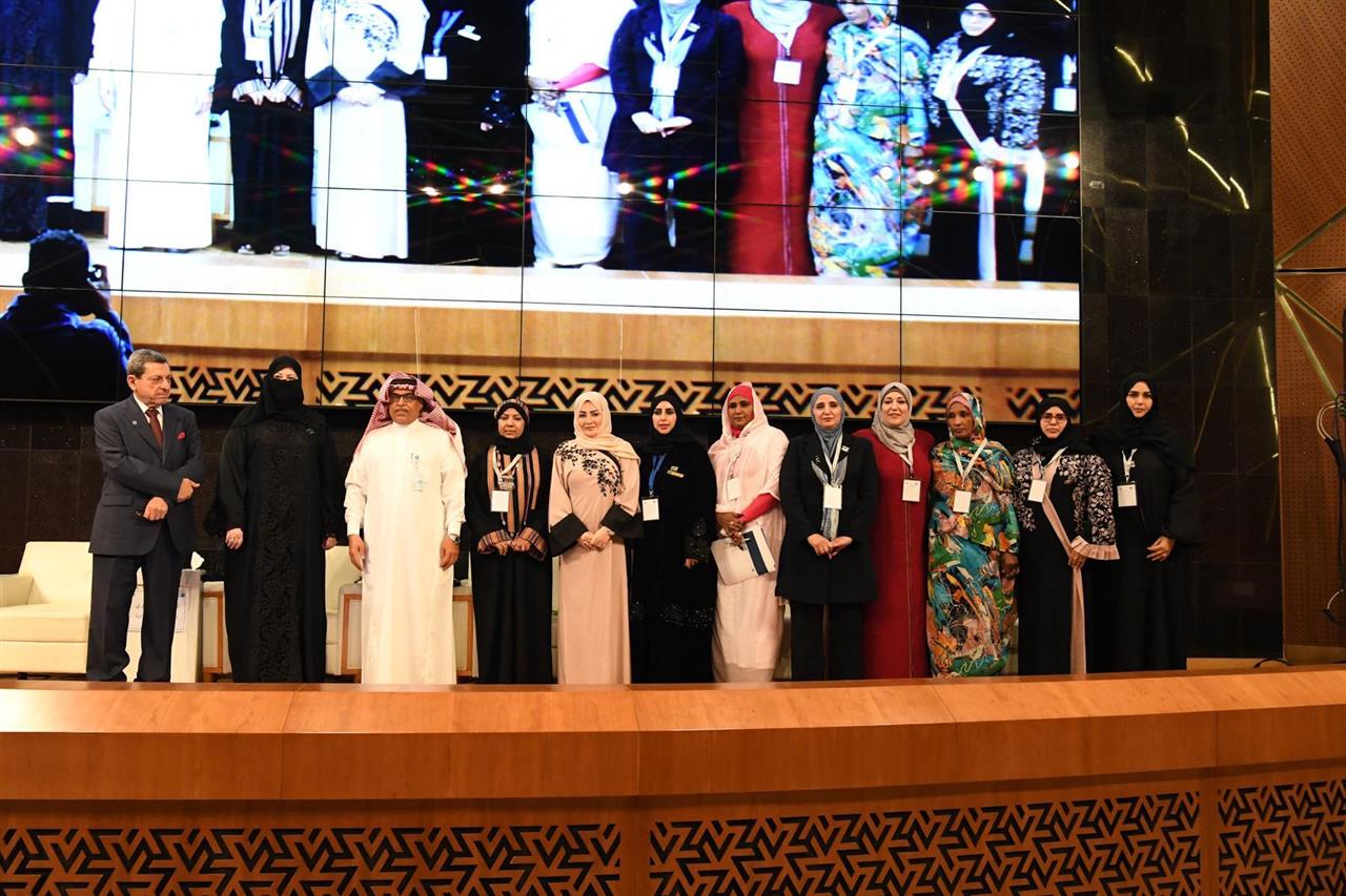 تمكين المرأة: تعتبر المرأة السعودية ركيزة أساسية في دفع عجلة التنمية وبناء المجتمع - أهمية تمكين المرأة في التنمية الاجتماعية والاقتصادية
