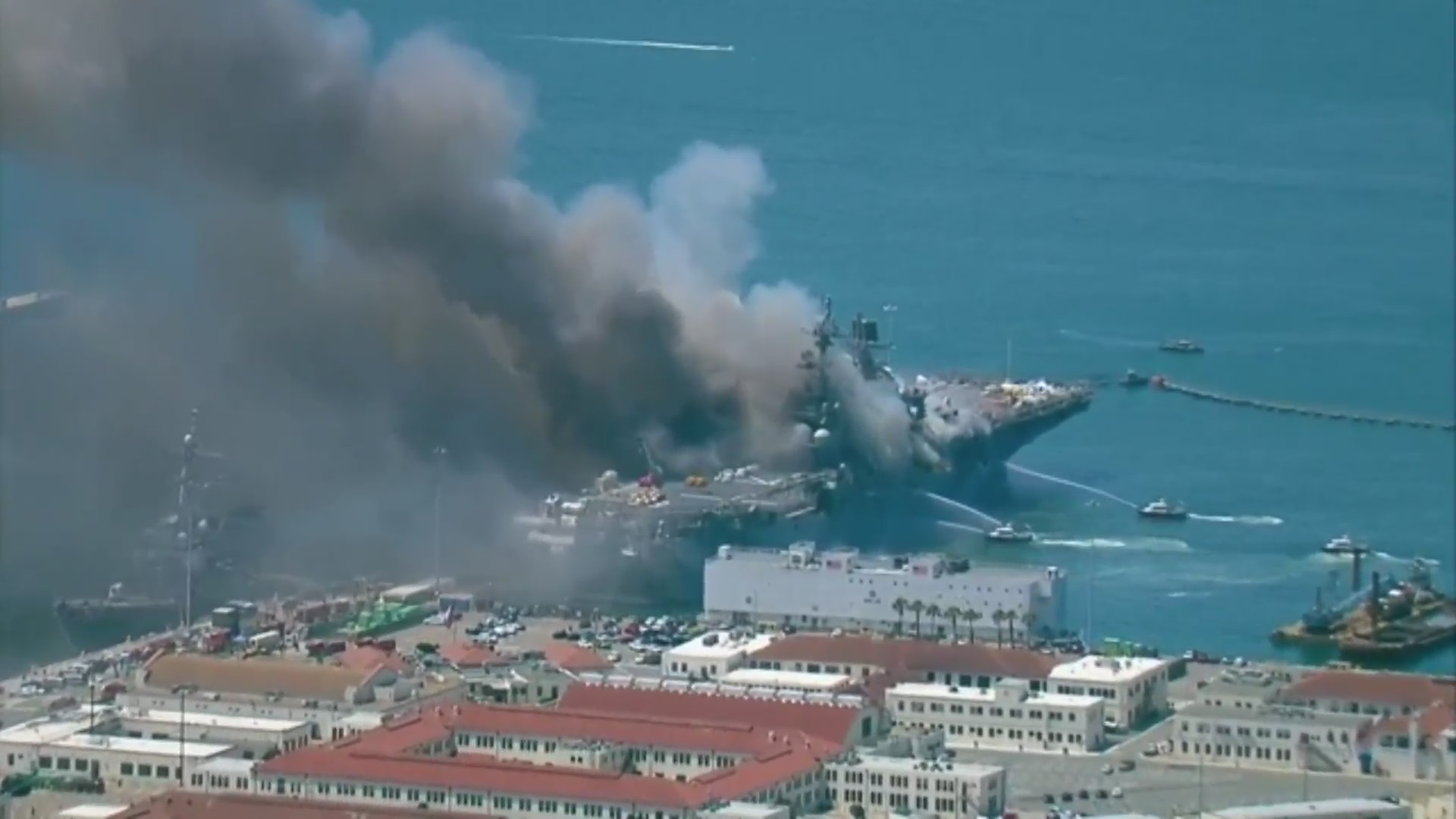 Какие корабли я сжег турецкий. Пожар в ВМС США USS Bonhomme Richard. Боном Ричард пожар. Сан Диего пожар на судне. Пожар на американском корабле Bonhomme Richard.