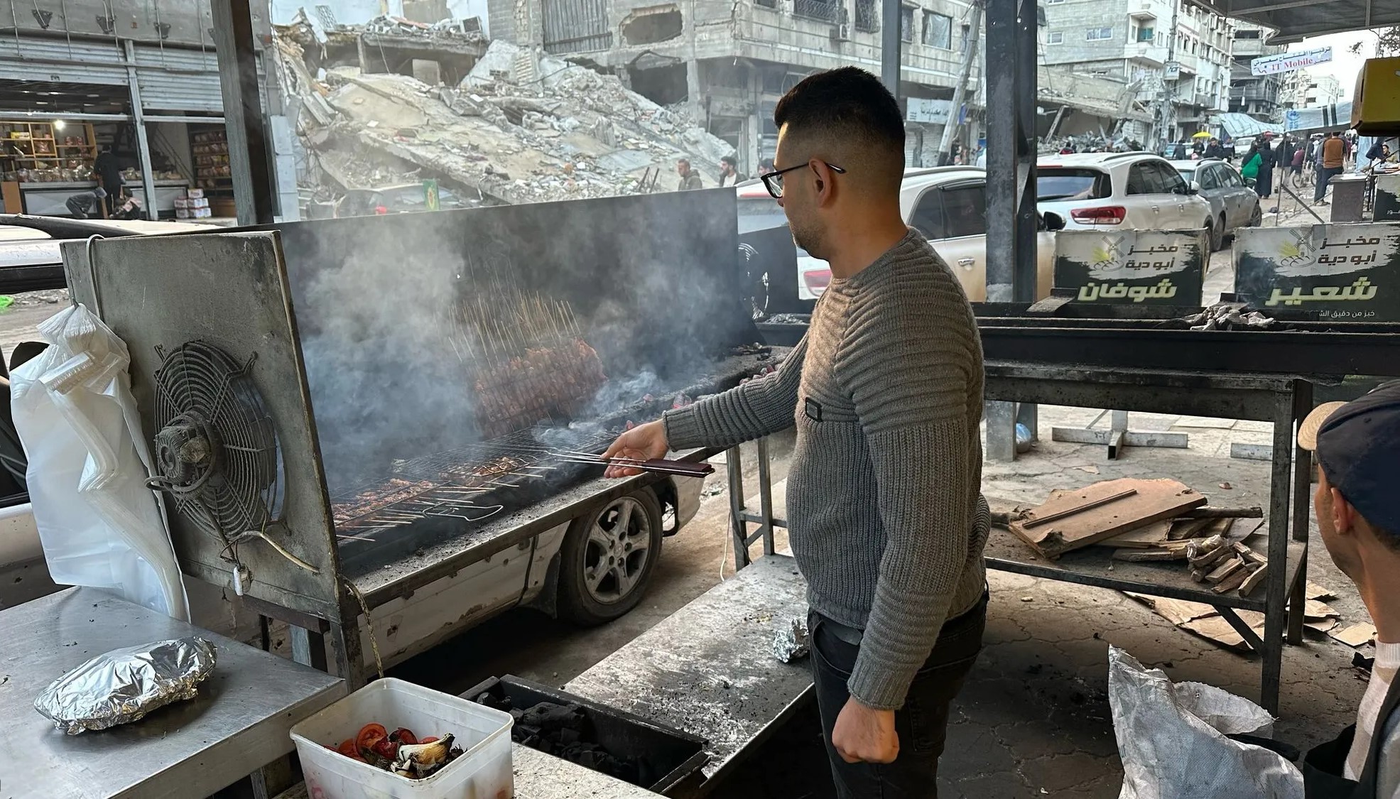 وسط إصرار على إعادة مظاهر الحياة بالقطاع.. “مطاعم غزة” تلملم جراحها